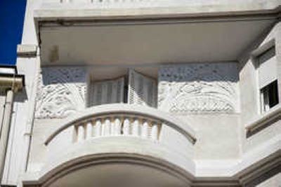 Balcon Pierre avec bas-relief fleurs