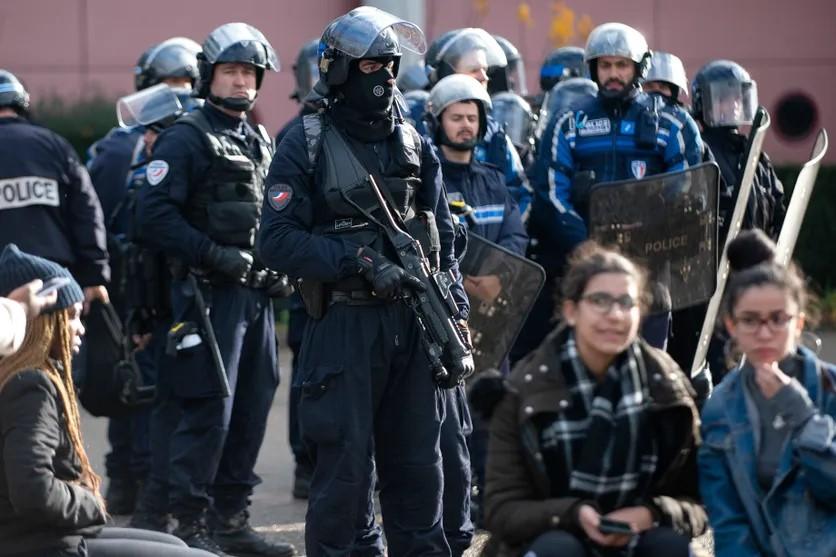 Forces ordre encadrent lyceens saint priest rhone 6 decembre 2018 0